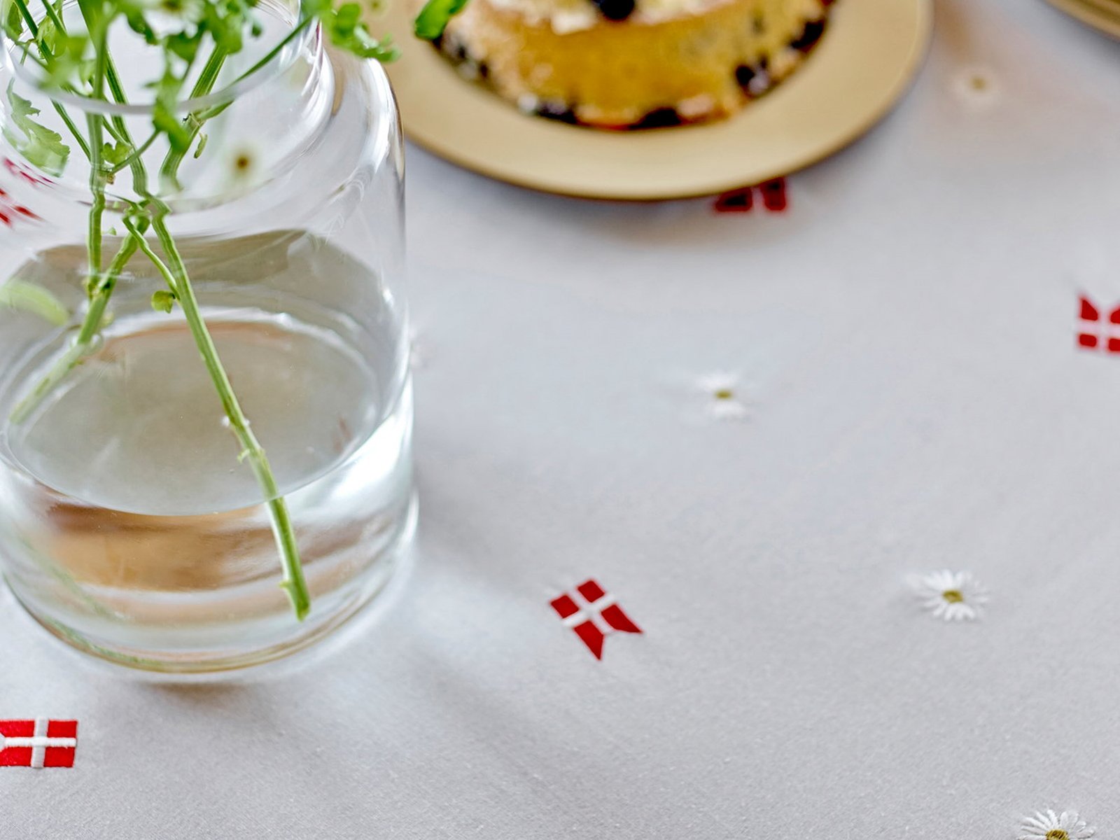Födelsedagsduk 140x320 cm - 100% bomull - Södahl Grattis - Vit med broderi