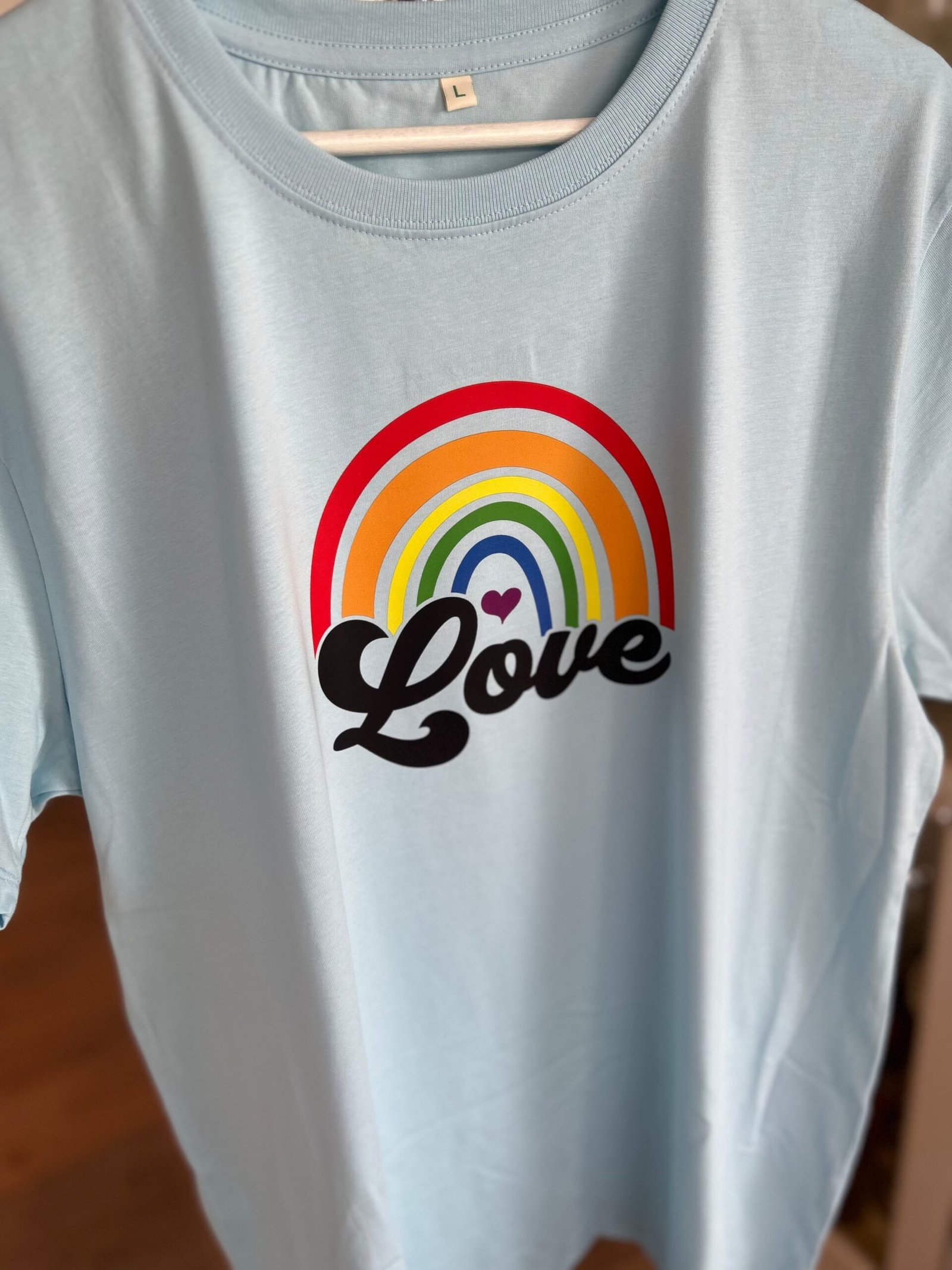 Pride Love – T-shirt med regnbågsmotiv (Unisex) - Ljus Blå