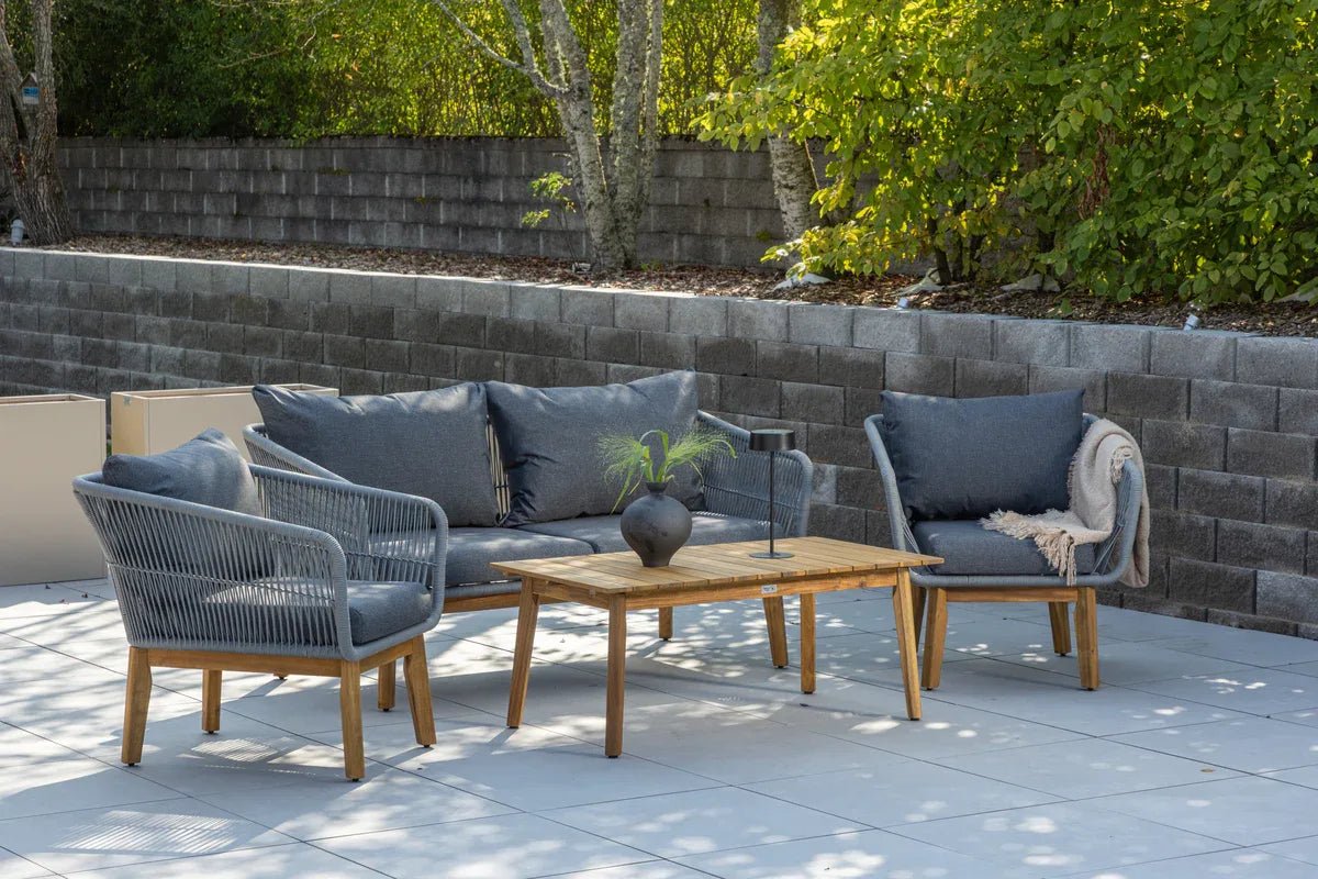 Venture Design Chania loungeset i akacia – 2-sits soffa + 2 fåtöljer + bord | Grå dynor